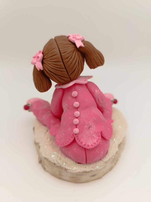 Fillette en porcelaine froide avec un cadeau