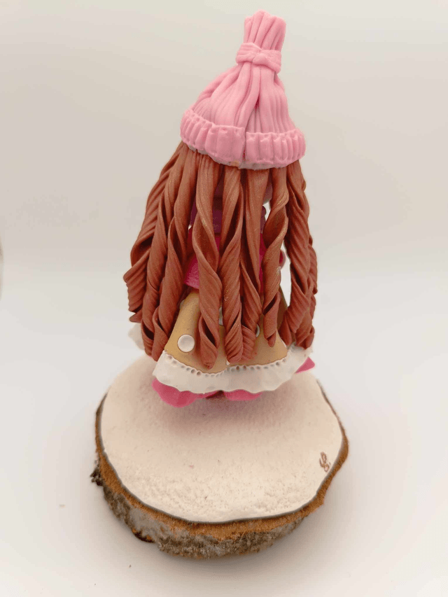 Petite écolière en porcelaine froide