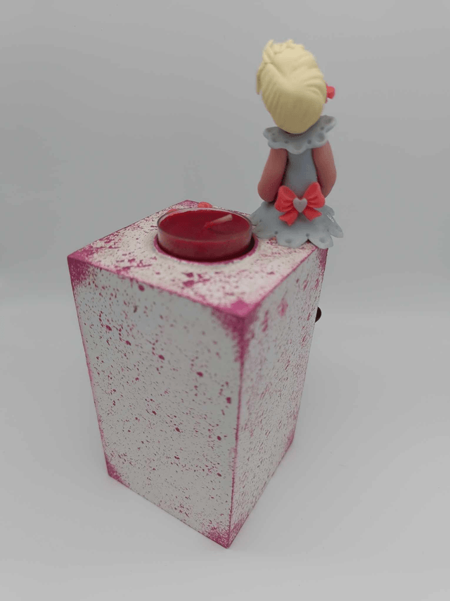 Bougeoir avec fillette en porcelaine froide