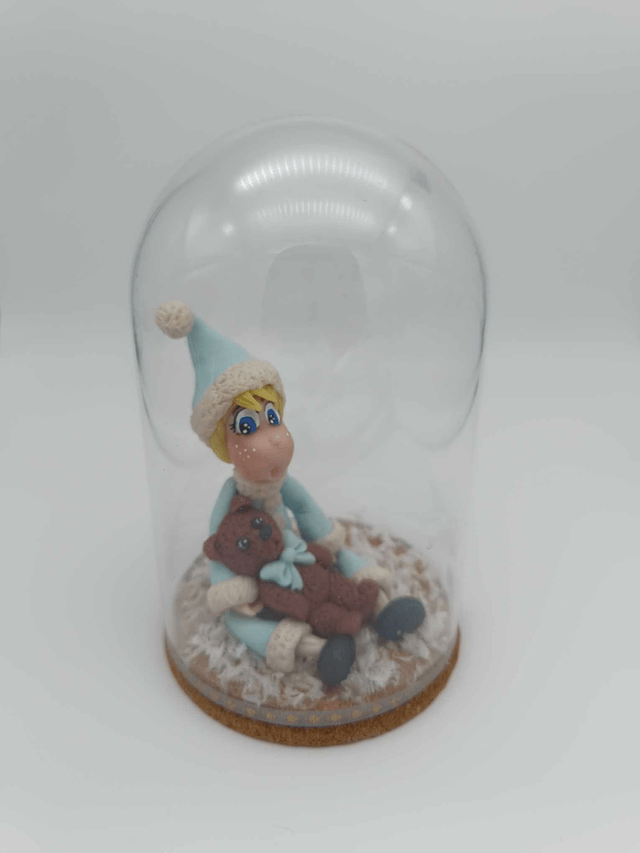 Petit garçon de Noël en porcelaine froide