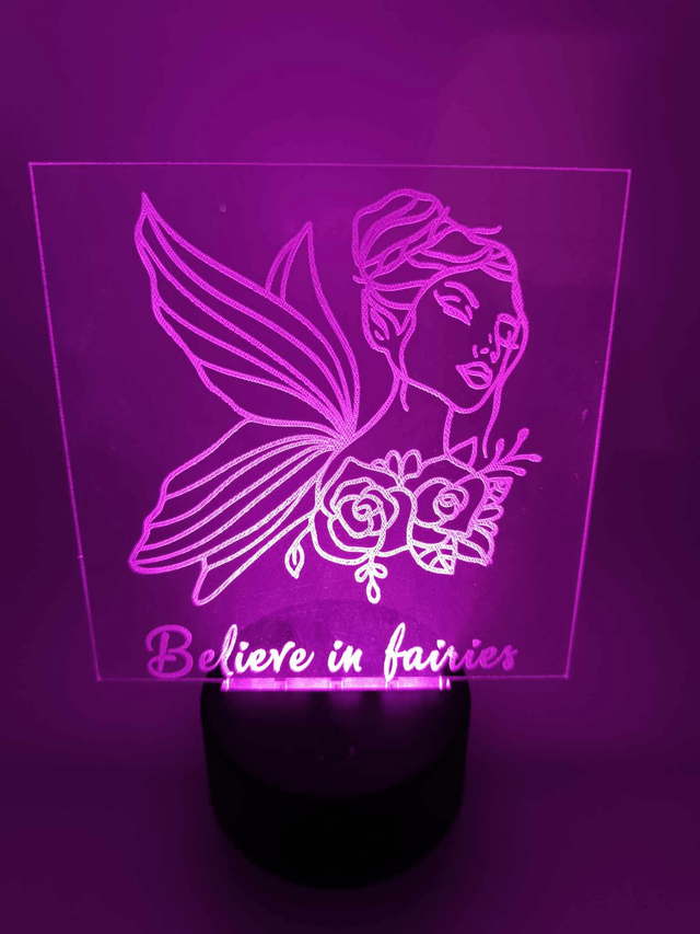 Lampe LED avec gravure sur plexiglas