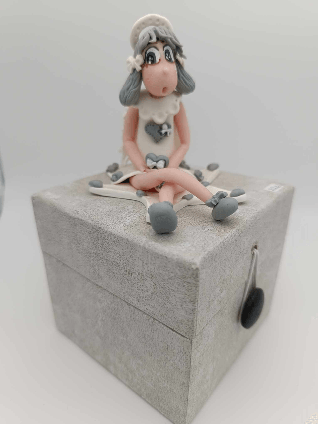 Ange en porcelaine froide sur boîte