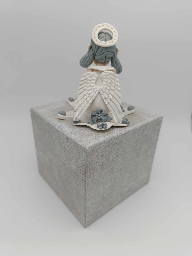 Ange en porcelaine froide sur boîte