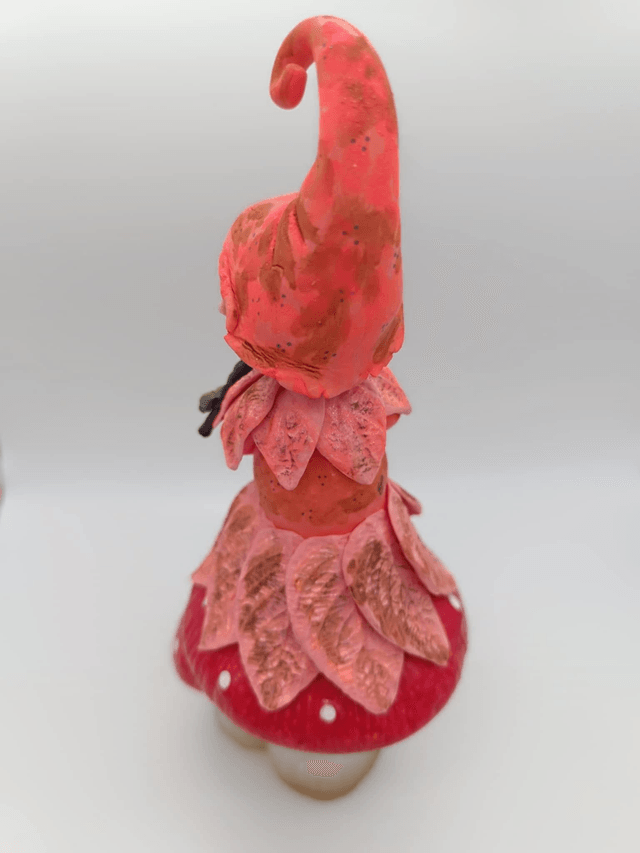 Elfe fille gourmande en porcelaine froide