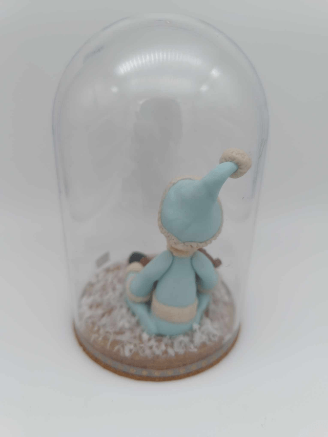 Petit garçon de Noël en porcelaine froide