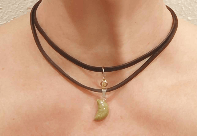 Collier en cuir double cordon Lune en pierre avec strass