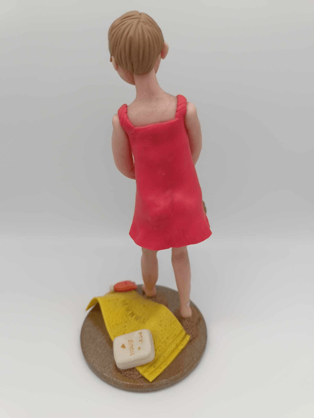 Femme en porcelaine froide à la plage