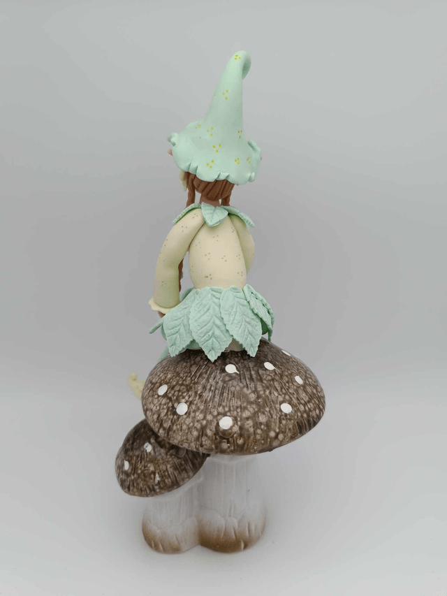 Elfe en porcelaine froide sur champignon