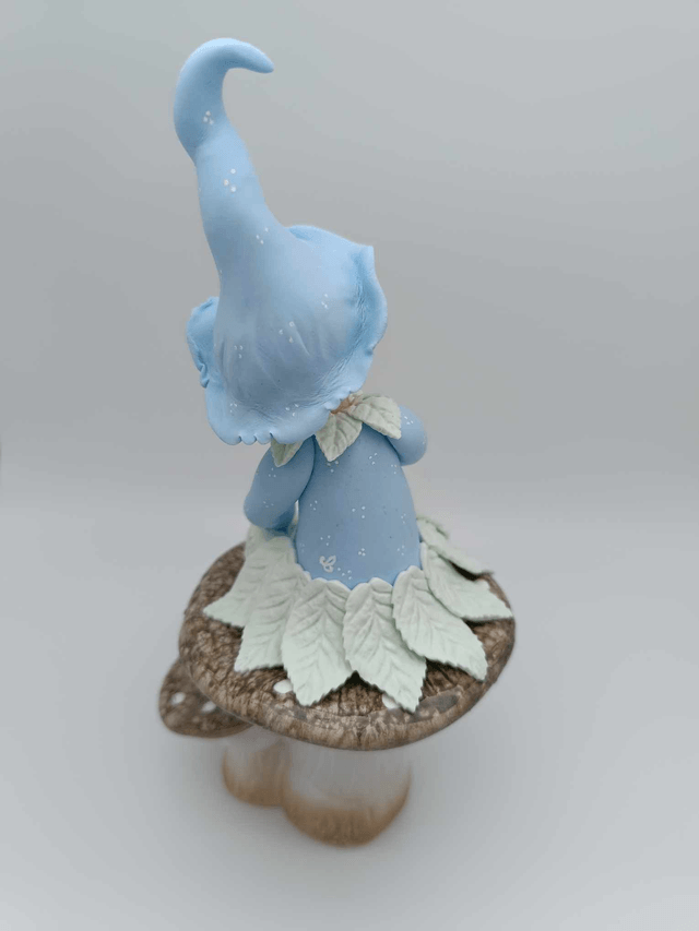 Elfe en porcelaine froide sur champignon