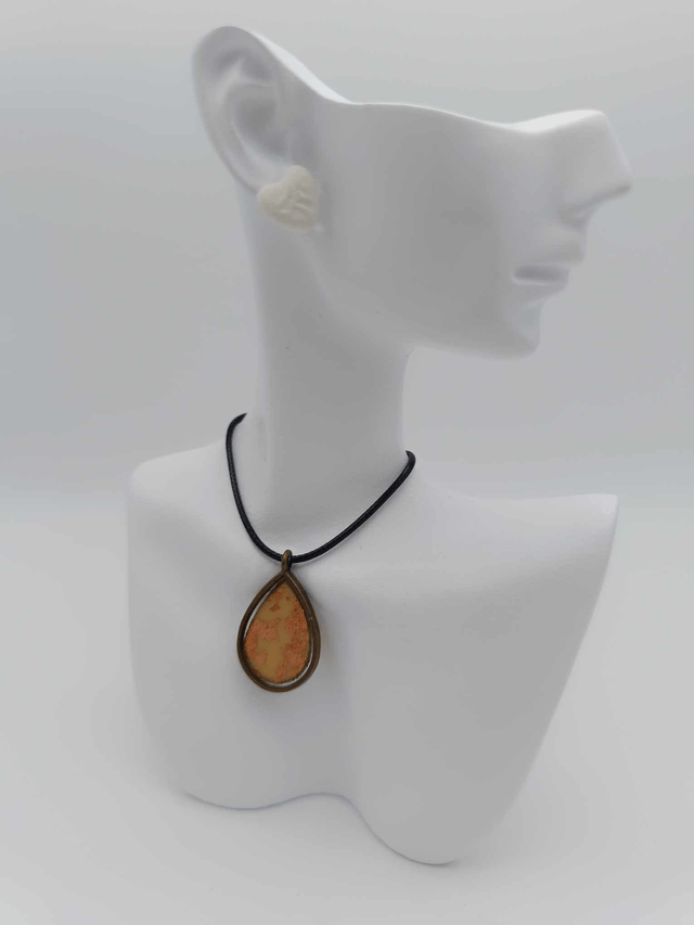 Collier serti en porcelaine froide et résine Goutte