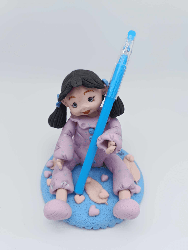 Fillette en porcelaine froide porte-stylo