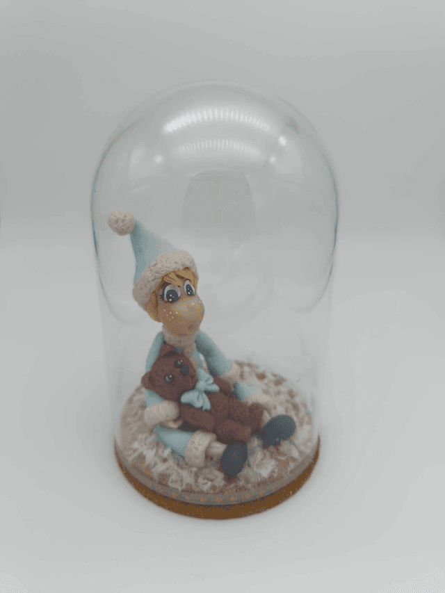 Petit garçon de Noël en porcelaine froide