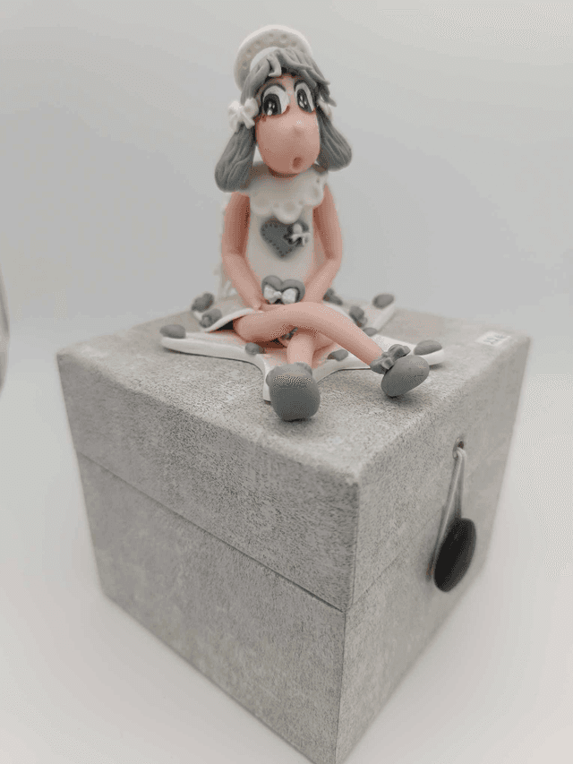 Ange en porcelaine froide sur boîte